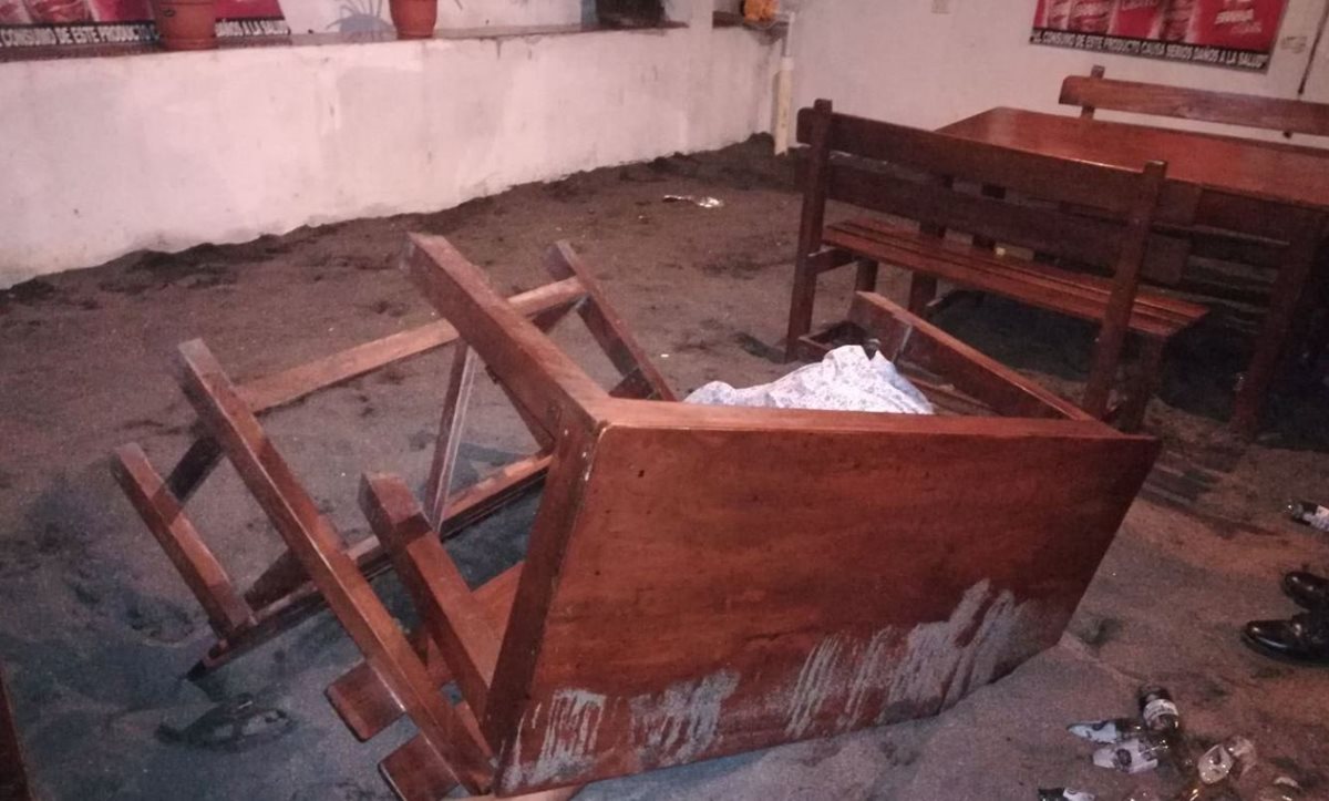 Interior de la cantina donde los dos hombres bebían y fueron asesinados. (Foto Prensa Libre: Cristian Icó)