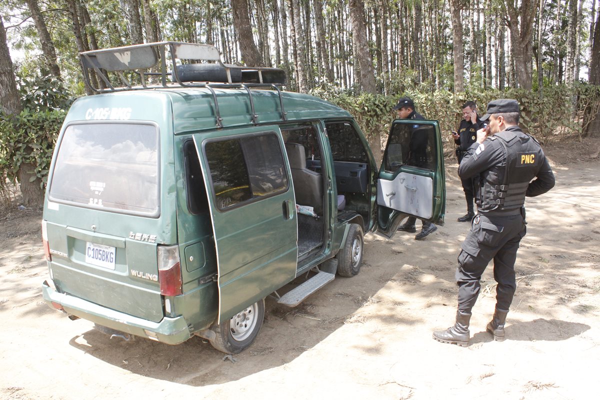 Agentes policiales resguardan microbús que fue atacado a balazos en El Tejar, Chimaltenango. (Foto Prensa Libre: Víctor Chamalé)