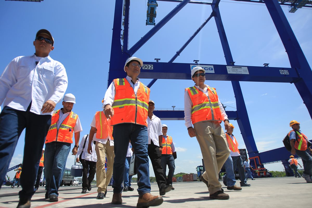 El presidente Jimmy Morales recorre las instalaciones de TCQ, el pasado lunes, para revisar la maquinaria. (Foto Prensa Libre: Hemeroteca PL)