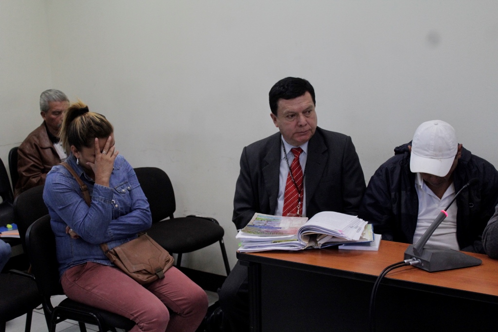 Brenda María Bonilla García y Roberto Federico Chinchilla Calderón se cubren el rostro durante la audiencia, en el Juzgado de Primera Instancia Penal de Quetzaltenango. (Foto Prensa Libre: María Longo)