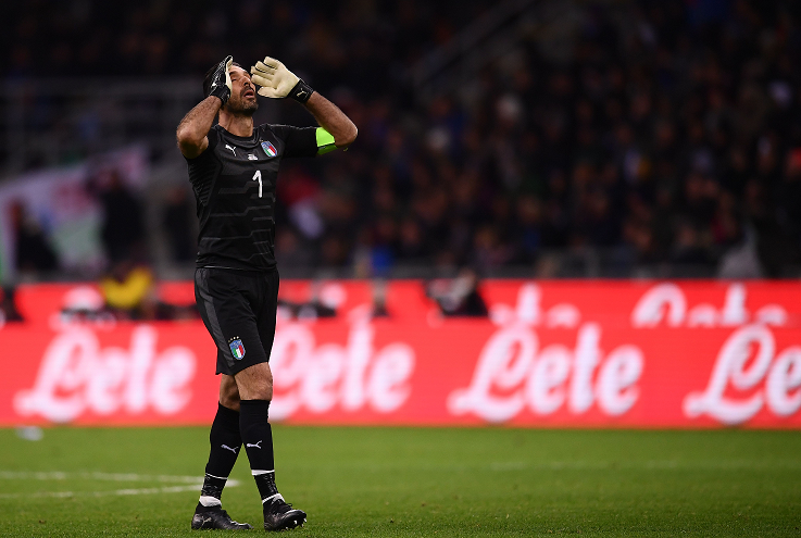 El portero italiano Gigi Buffon se lamenta la eliminación de su selección para el Mundial de Rusia 2018. (Foto Prensa Libre: AFP)