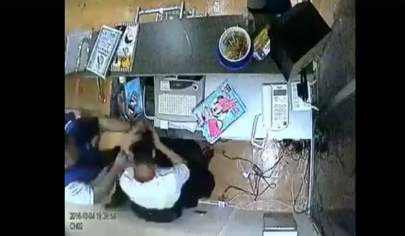 Una cámara capta el momento de la agresión de García Paiz contra el peluquero. (Foto Prensa Libre: Internet)
