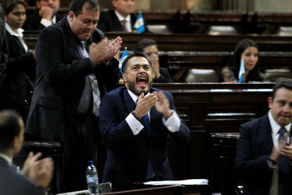 El diputado Javier Hernández celebró la votación que salvó la inmunidad del presidente, el lunes último, en el Congreso. (Foto Prensa Libre: Hemeroteca PL)