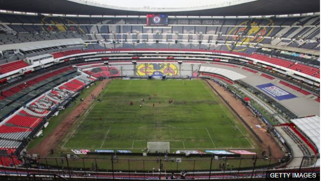La cancha del Estadio Azteca actualmente luce en una de sus peores condiciones desde que fue inaugurado en 1966. (Foto Prensa Libre: BBC News Mundo)
