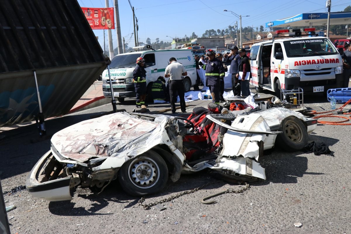 Así quedó el vehículo donde viajaban las víctimas mortales. (Foto Prensa Libre: María José Longo)