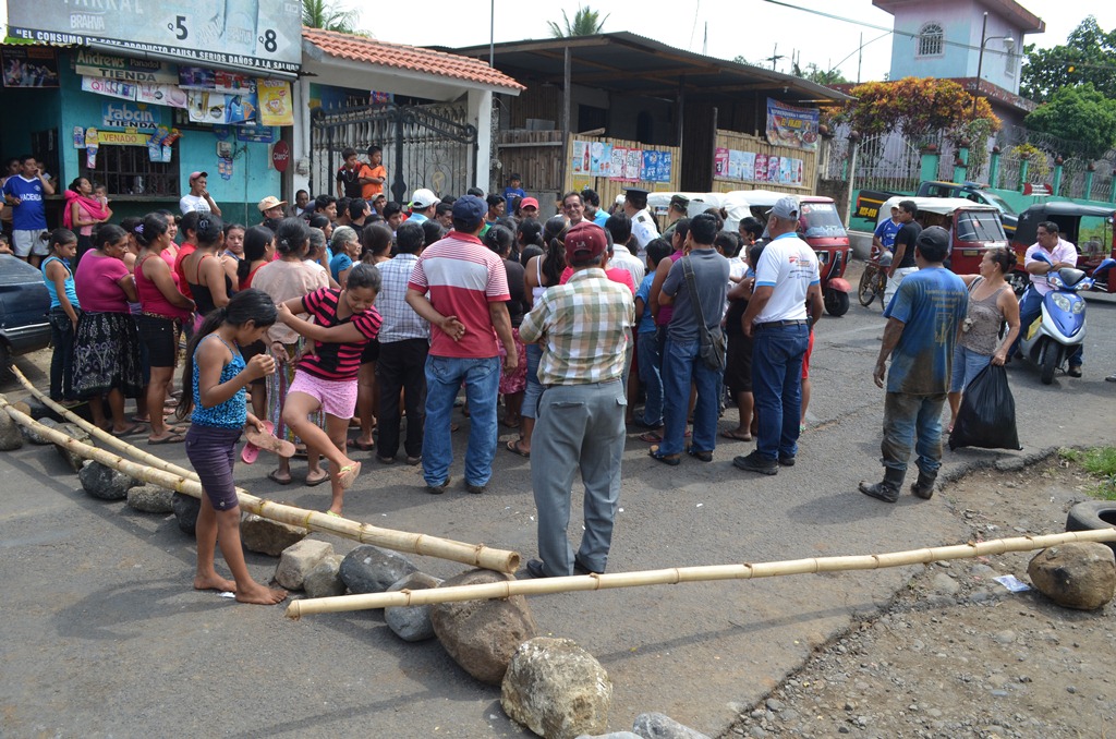 Grupo de vecinos impide el paso hacia San Martín Zapotitlán para que su demanda sea escuchada. (Foto Prensa Libre: Jorge Tizol).