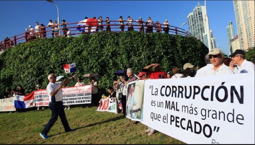 Esta protesta es convocada por la Asamblea de Acción Ciudadana, después de otra registrada el pasado viernes frente a la sede de la CSJ. (Foto Prensa Libre: EFE)