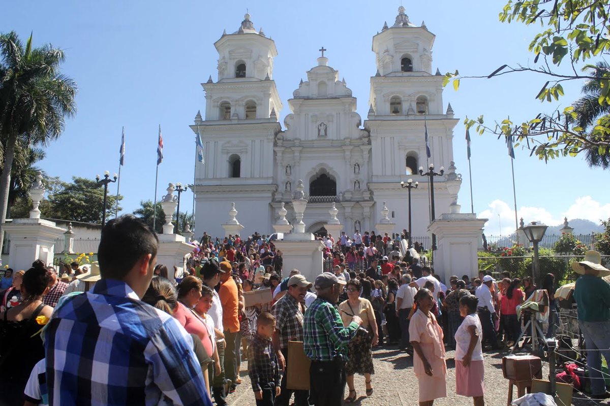 Cientos de feligreses visitan la Basílica de Esquipulas, para visitar al Cristo Negro. (Foto Prensa Libre: Hugo Oliva)