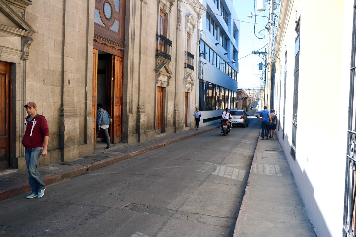 Muros de edificios del Centro Histórico de Xela se dañan debido a falta de sanitarios públicos. (Foto Prensa Libre: Carlos Ventura).