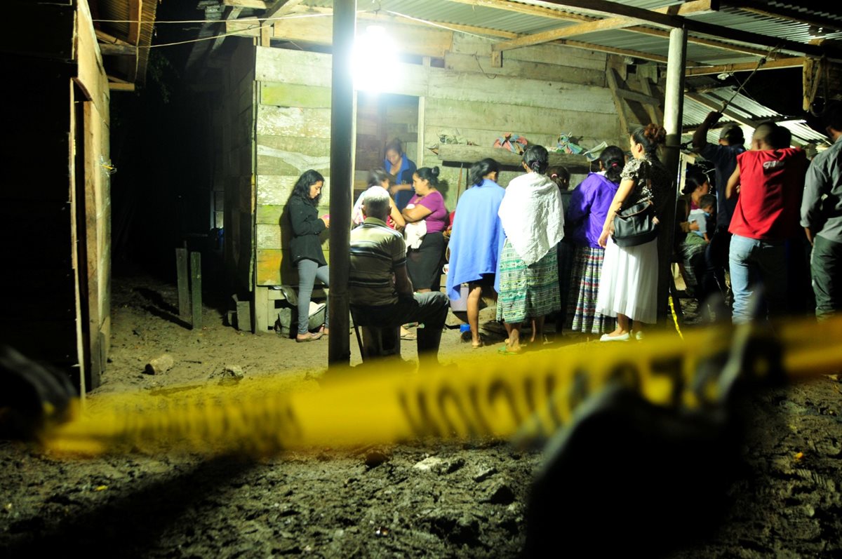 Agentes de la PNC acordonan vivienda donde fue ultimado un hombre y su hijo, en Sayaxché, Petén. (Foto Prensa Libre: Rigoberto Escobar)