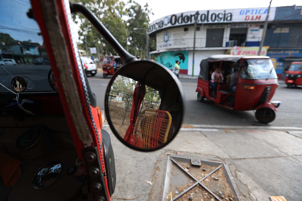 El servicio de mototaxi es común en algunas de la capital. (Foto Prensa Libre: Carlos Hernández).