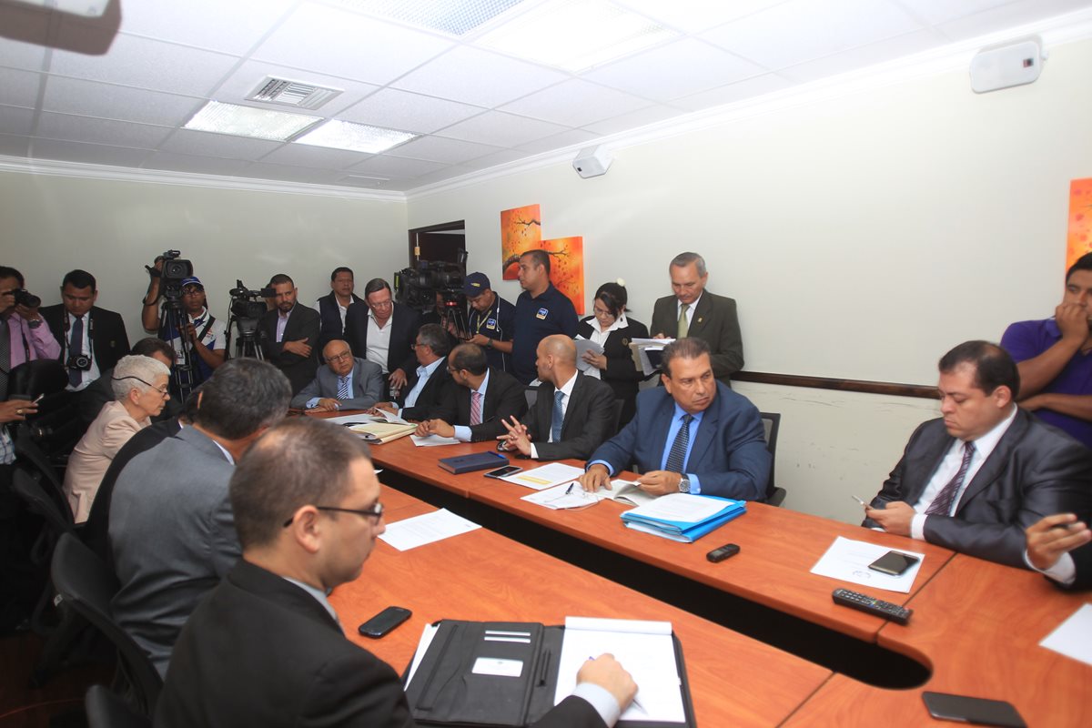 El próximo lunes la mesa de diálogo se reunirá. Ese mismo día se podría conocer la opinión de la Corte de Constitucionalidad. (Foto Prensa Libre: Carlos Vicente)