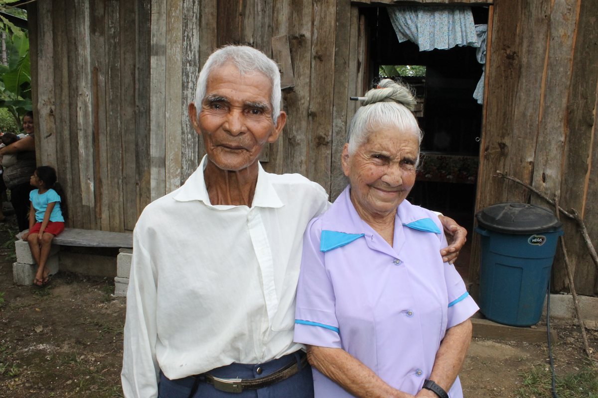 María Tovar y Juan Sanabria decidieron contraer matrimonio en Poptún, Petén. (Foto Prensa Libre: Walfredo Obando)