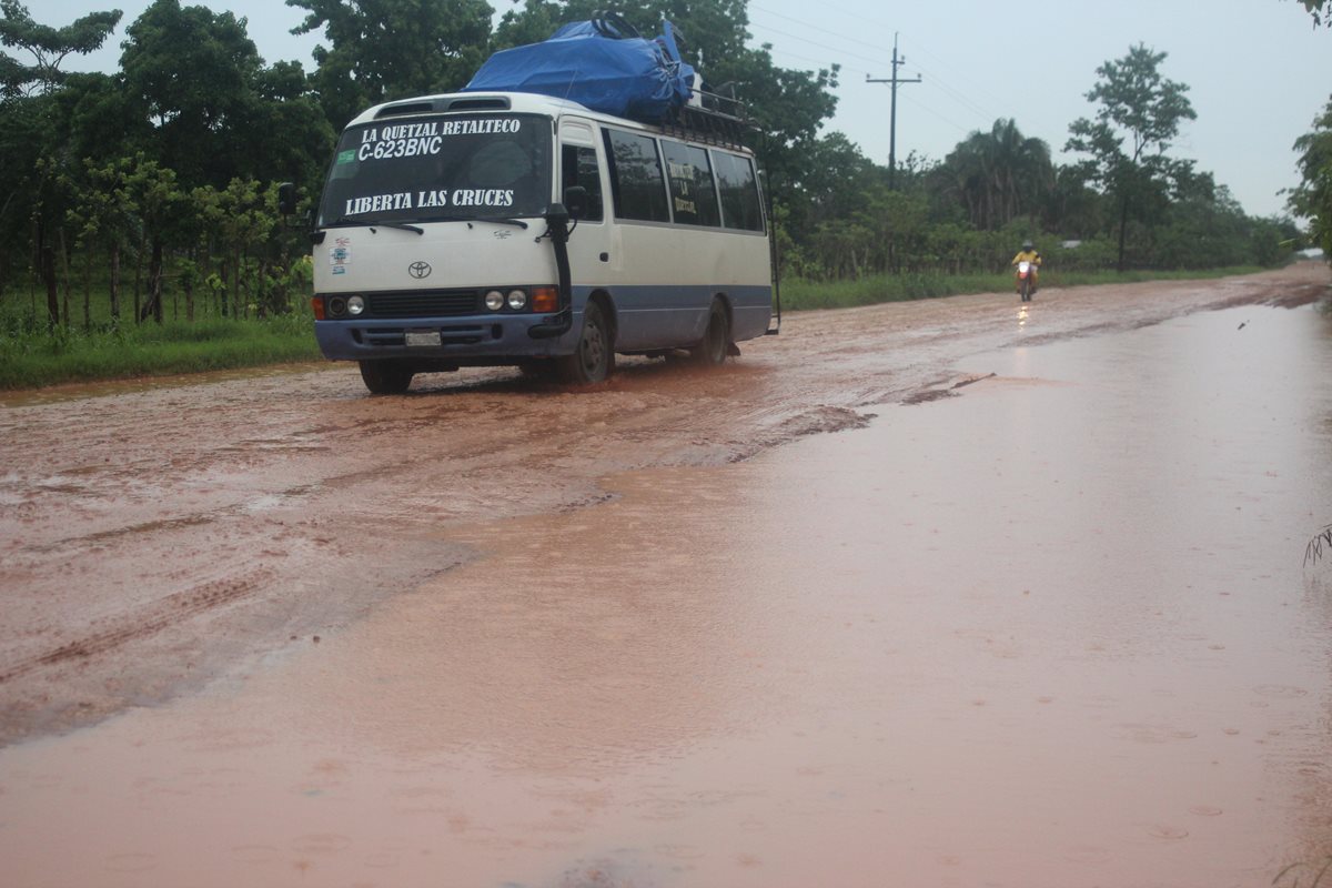 Un piloto de microbús transita hasta cuatro veces al día por la ruta llena de baches. (Foto Prensa Libre: Rigoberto Escobar)