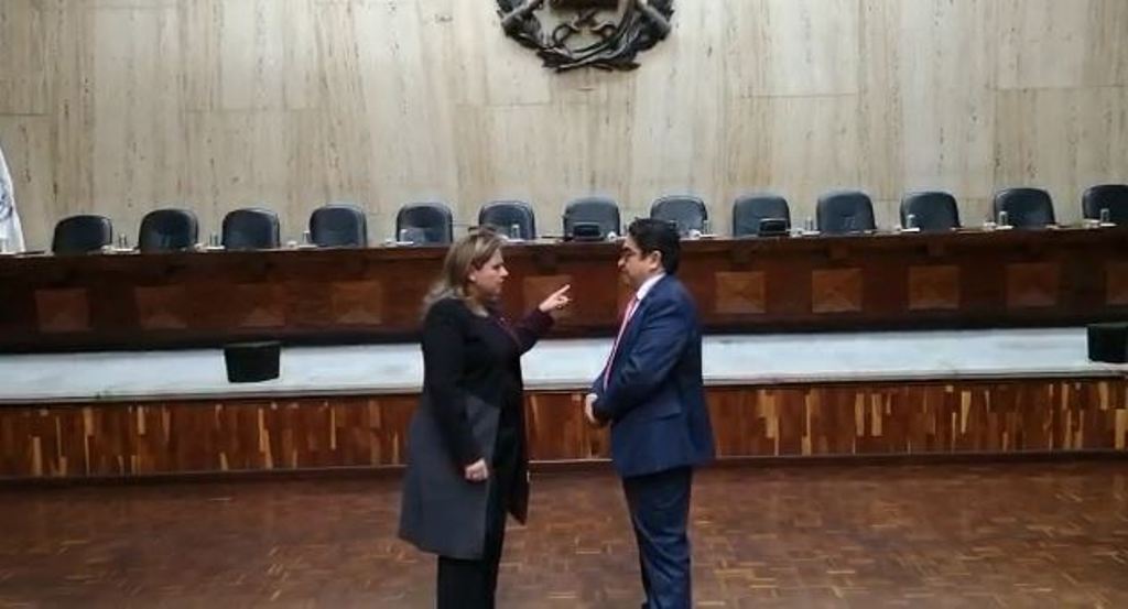 Sandra Jovel y Jordán Rodas hablan antes de la vista pública sobre el amparo contra la expulsión del embajador Anders Kompass.