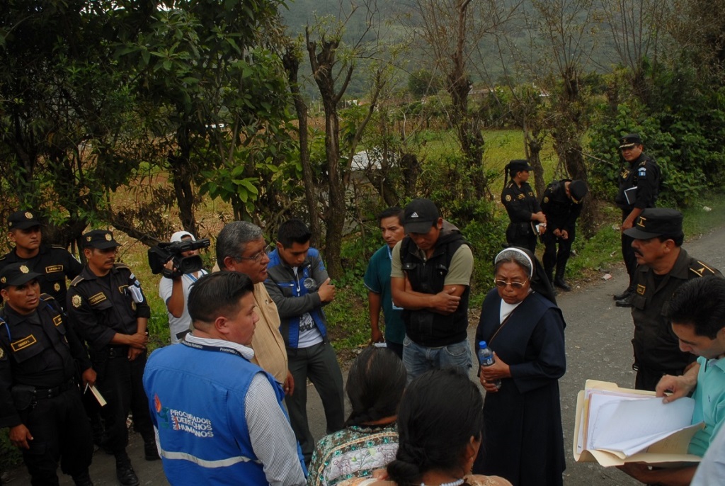Autoridades informan a Úrsula Ajcot –con traje azul- de que es propietaria del terreno. (Foto Prensa Libre: Óscar Figueroa).