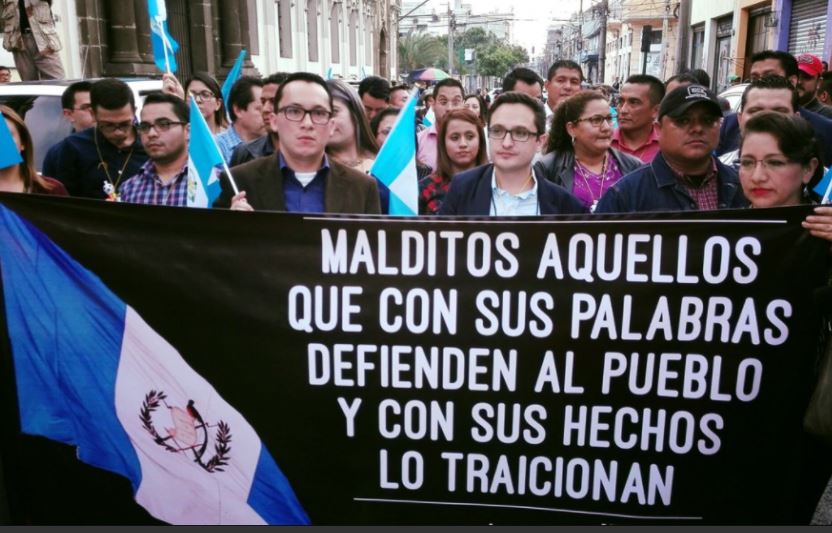 Personal de la Feci participó en una manifestación ciudadana contra diputados el 14 de septiembre del 2017. (Foto Prensa Libre: Tomada de Prensa Comunitaria)