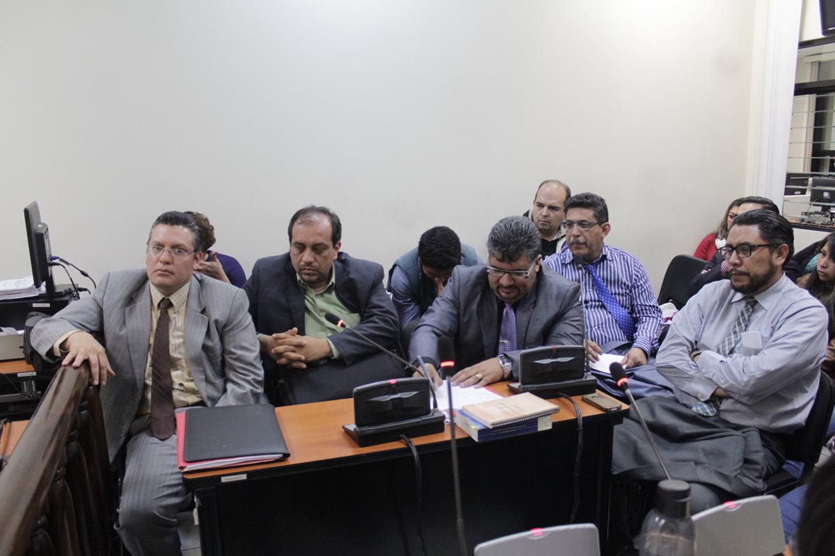 Los sindicados —atrás—, junto a sus abogados, en la audiencia en la que se les ligó a proceso penal. (Foto Prensa Libre: María Longo)