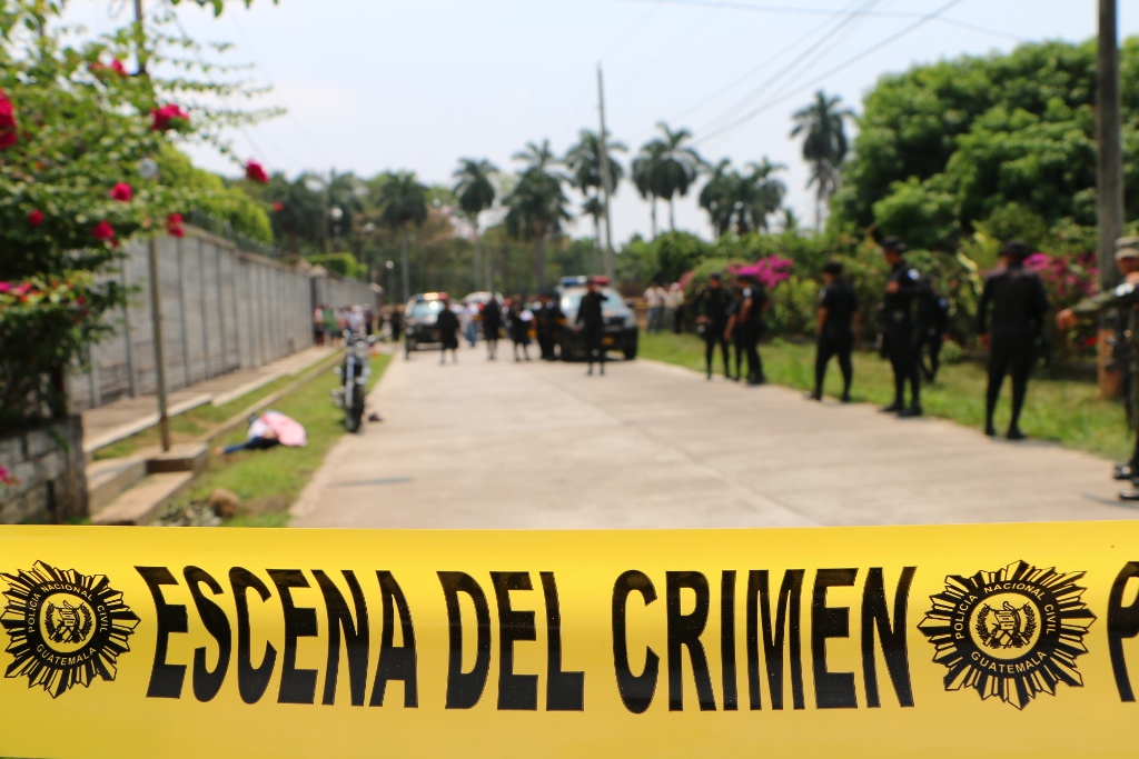 El 29 de marzo último fue muerto el cobrador Duglas Alexánder Rabanales Quevedo, en la calzada Las Palmas, Retalhuleu. (Foto Prensa Libre: Rolando Miranda).
