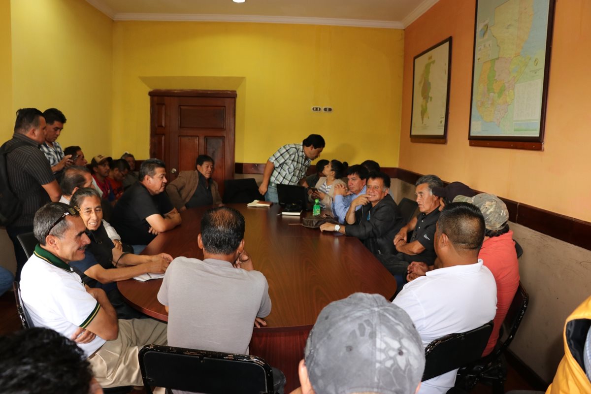 Los transportistas de Quiché se reunieron en gobernación departamental, para analizar el tema daños en carreteras. (Foto Prensa Libre: Héctor Cordero)