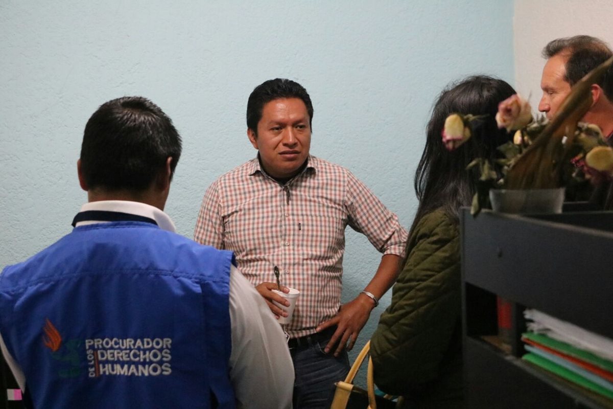 Personal de la PDH asiste a Sergio Pac, retenido por trabajadores del Área de Salud de Quetzaltenango. (Foto Prensa Libre: Carlos Ventura)