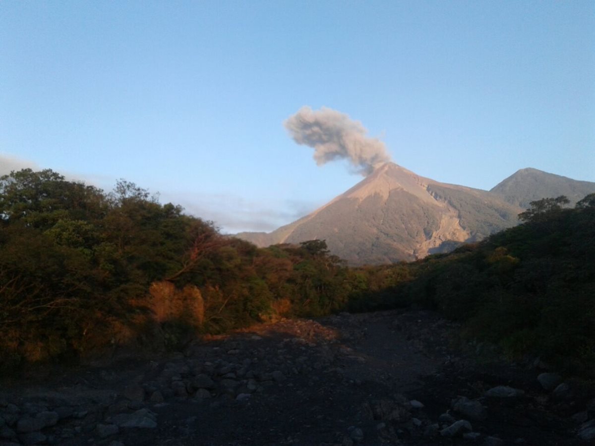 El Volcán de Fuego incrementó su actividad durante las últimas horas, por lo que pudiera caer ceniza en comunidades de Escuintla, Sacatepéquez y Chimaltenango. (Foto Prensa Libre: Conred)