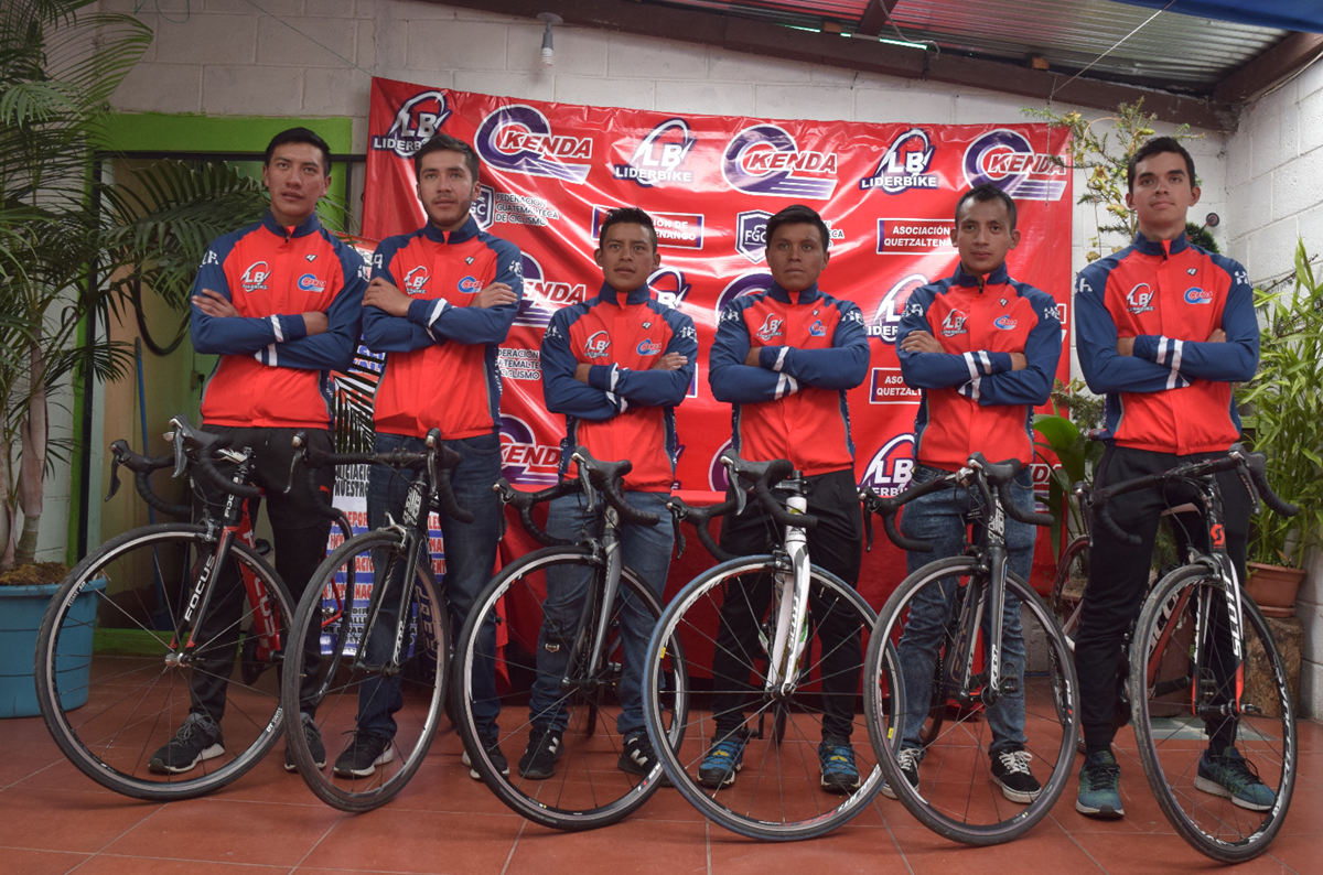 El equipo de la Asociación de Ciclismo de Quetzaltenango se prepara para la Vuelta que arranca el 23 de octubre. (Foto Prensa Libre: Raúl Juárez)