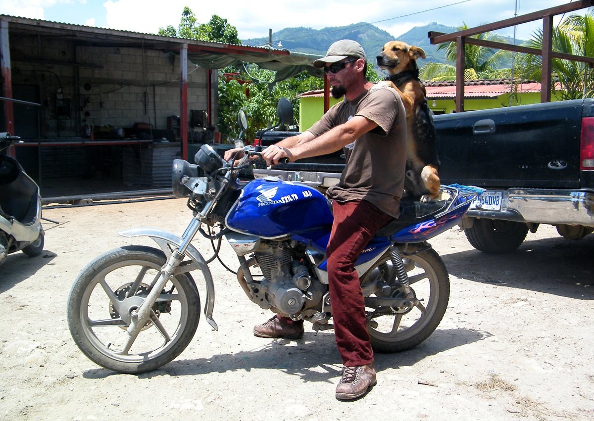 Patán viaja en motocicleta junto a su amo, Carlos Santos, en Sanarate, El Progreso. (Foto Prensa Libre: Héctor Contreras