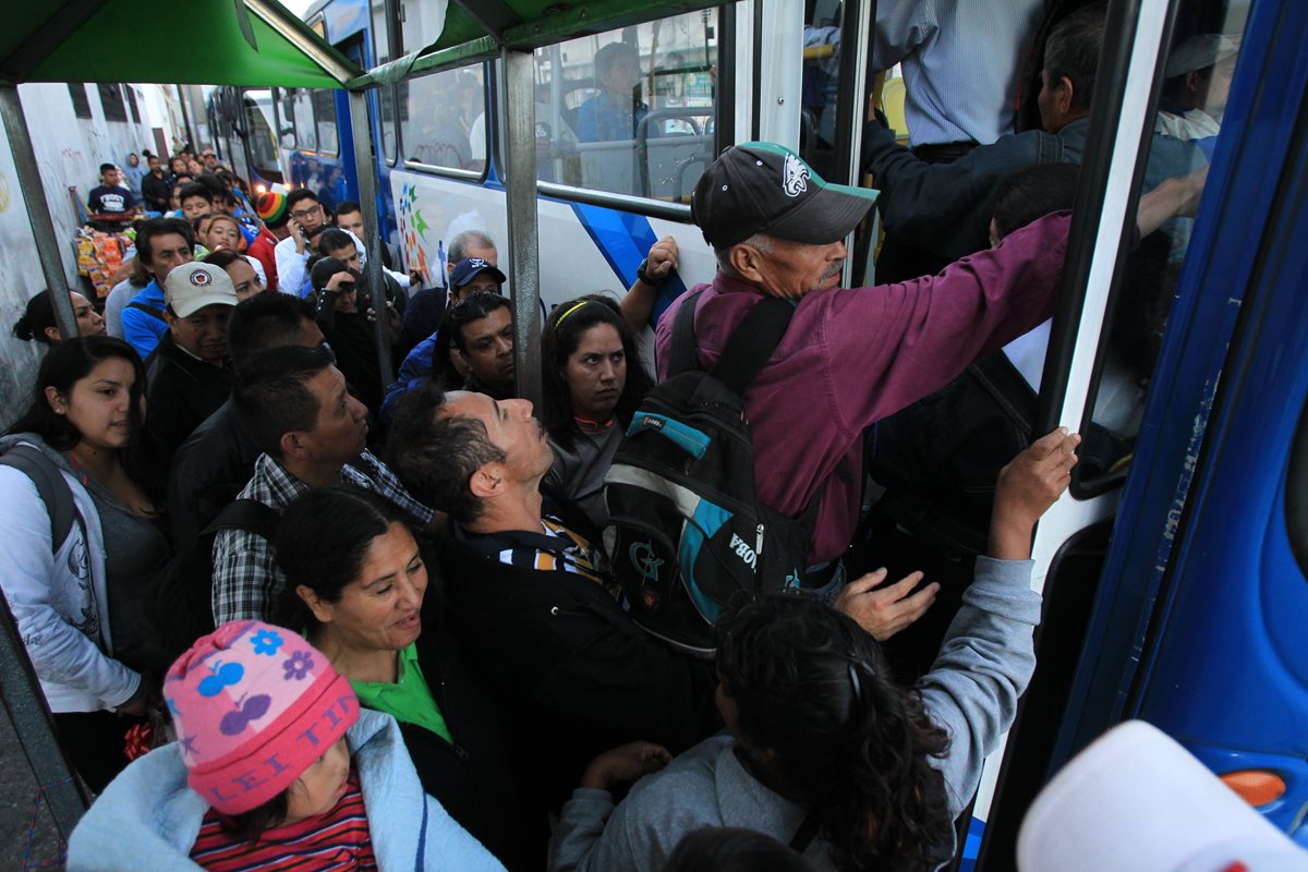Doscientos setenta buses atienden a 350 mil usuarios del sistema Transurbano, lo que evidencia las deficiencias en ese servicio, a pesar del millonario subsidio que recibe. (Foto Prensa Libre: Esbin García)