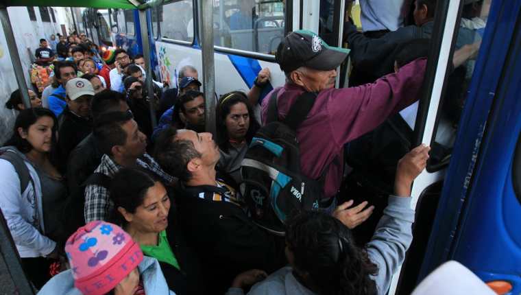 Doscientos setenta buses atienden a 350 mil usuarios del sistema Transurbano, lo que evidencia las deficiencias en ese servicio, a pesar del millonario subsidio que recibe. (Foto Prensa Libre: Esbin García)