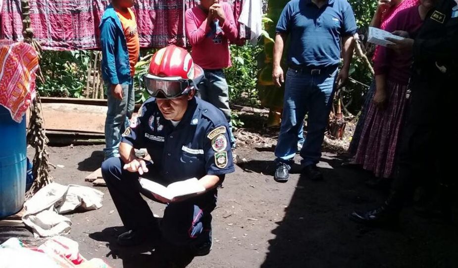 Un socorrista observa el área donde quedó tendido el cuerpo de la madre. (Foto Prensa Libre: Eduardo Sam)