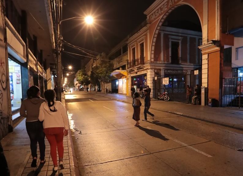 La Municipalidad de Guatemala autorizó el funcionamiento de 30 discotecas en el Centro Histórico pero calcula que unas 10 operan sin permiso. (Foto Prensa Libre: Alvaro Interiano)