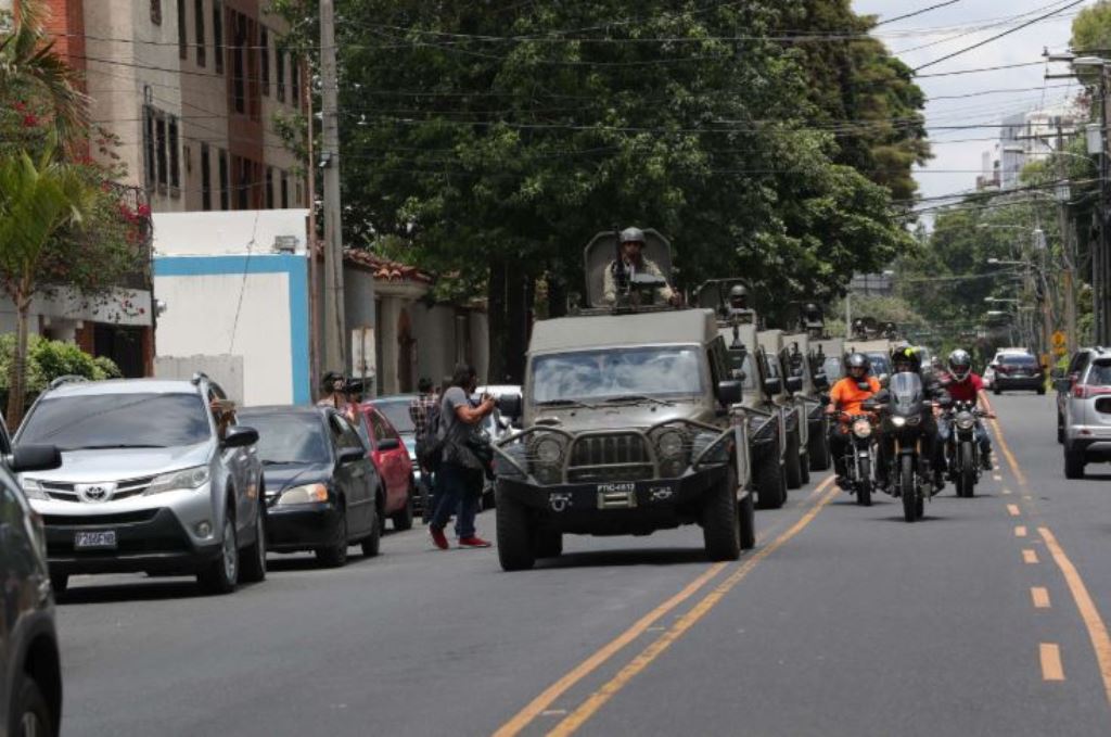 Los Jeep J8 rondaron la sede de la Cicig y la embajada de EE. UU. el 31 de agosto, cuando Jimmy Morales anunció que no renovará el mandato de Cicig. (Foto Prensa Libre: Hemeroteca PL)