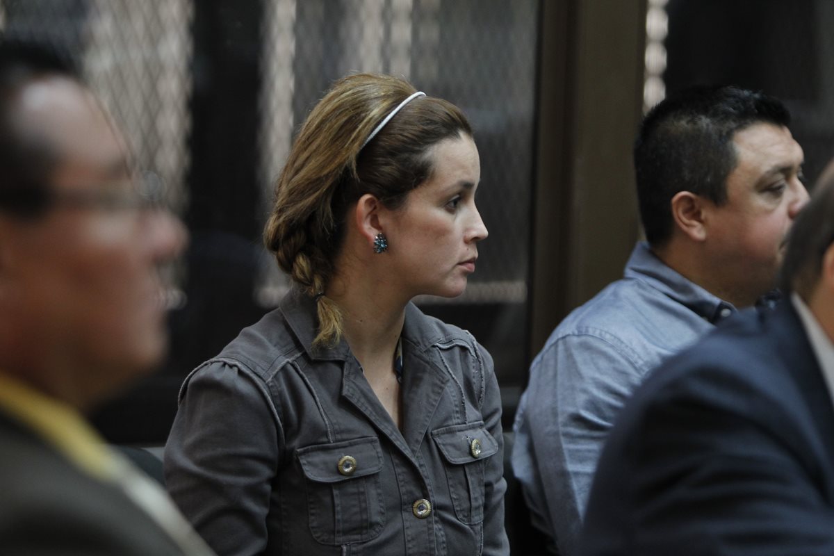 Ana Sofía Castañeda Deras, alias la Sirenita -centro-, ya había sido condenada por asociación ilícita. (Foto Prensa Libre: Paulo Raquec)