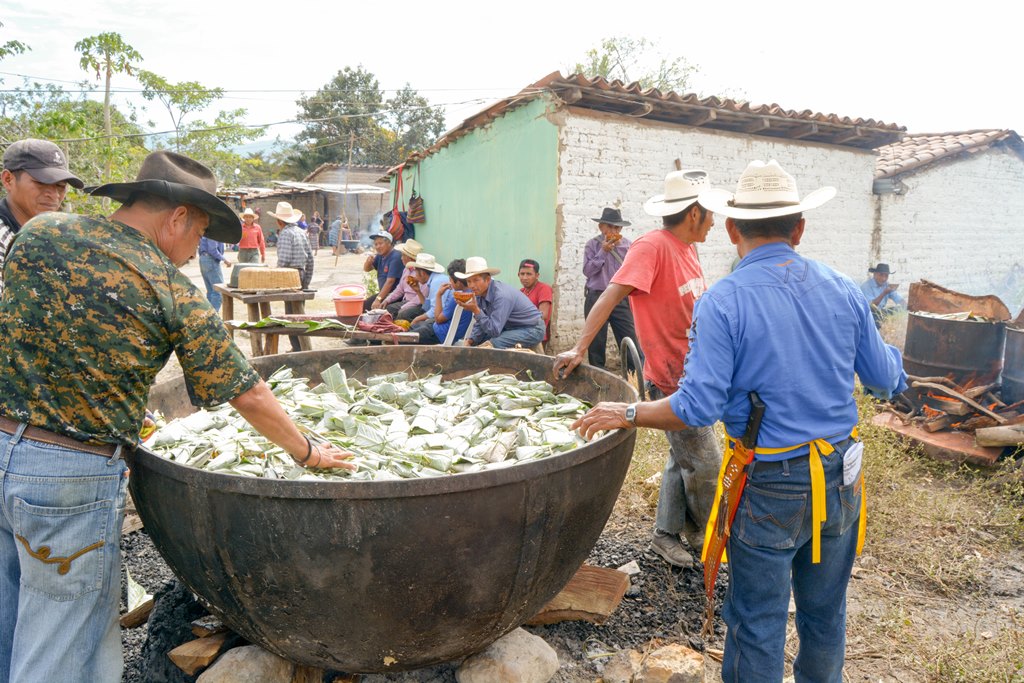 Miembros de la cofradía preparan la cena especial para venerar la imagen del patrón San Pablo.(Foto Prensa Libre: Carlos Grave)