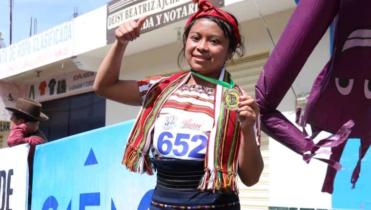 Mildred Vicente originaria de la aldea Victoria, San Juan Ostuncalco compitió en la carrera del Día del Trabajo en La Esperanza, Quetzaltenango. (Foto Prensa Libre: Raúl Juárez)