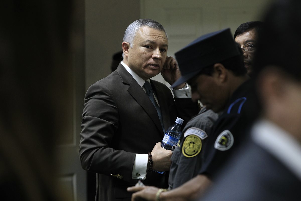 Salvador González, alias Eco, frente al juez Ángel Gálvez. (Foto Prensa Libre: Carlos Hernández)
