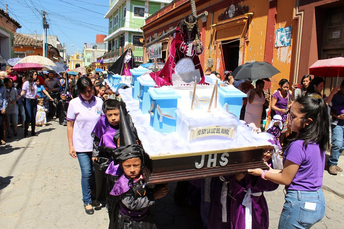 Niños de Quiché llevan en hombros a Jesús Nazareno, en calles de la cabecera. (Foto Prensa Libre: Óscar Figueroa)