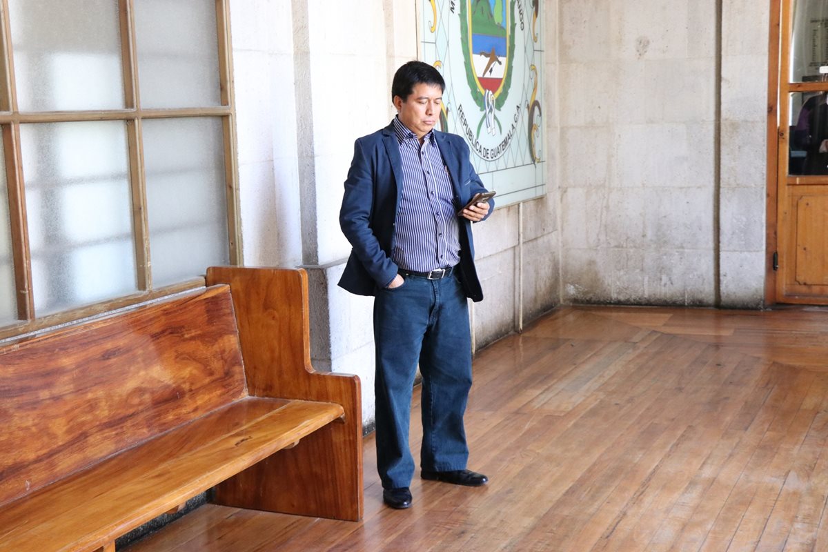 Amílcar Rivas Monzón empezó a llegar la comuna desde un día antes que asumiera formalmente su trabajo como nuevo gerente, para revisar expedientes. (Foto Prensa Libre: María José Longo).