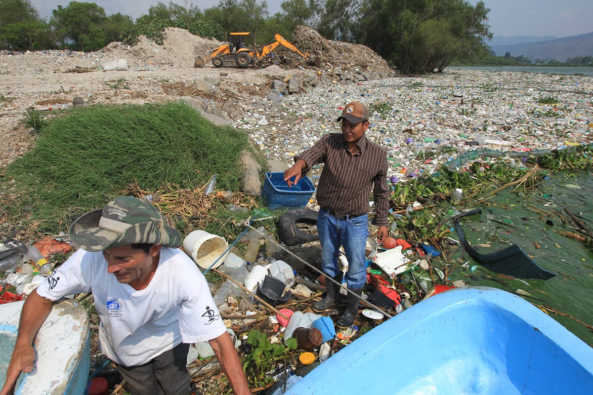 Basura y desperdicios fueron arrastrados al lago de Amatitlán. (Foto Prensa Libre: Esbín García)