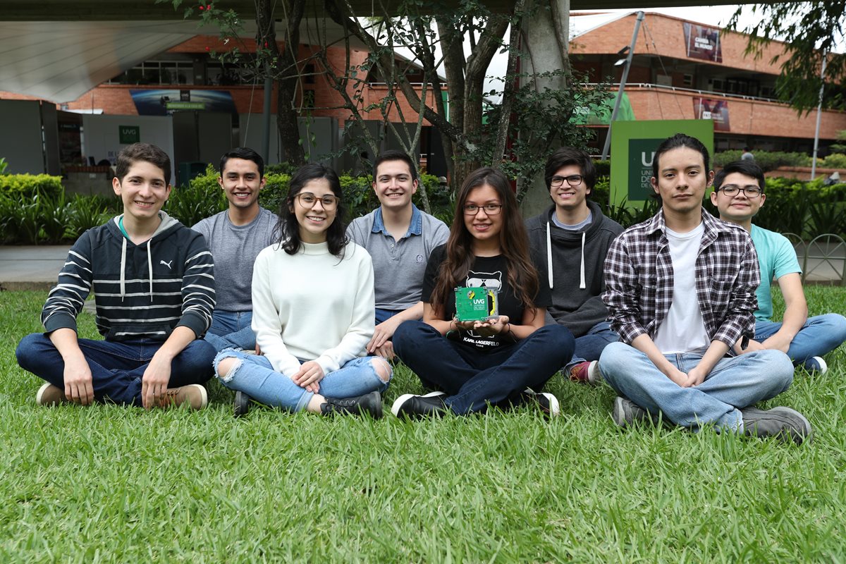 Ocho estudiantes de los primeros años de la Universidad del Valle de Guatemala han hecho valiosos aportes al Proyecto CubeSat.(Fotos Prensa Libre, Brenda Martínez)