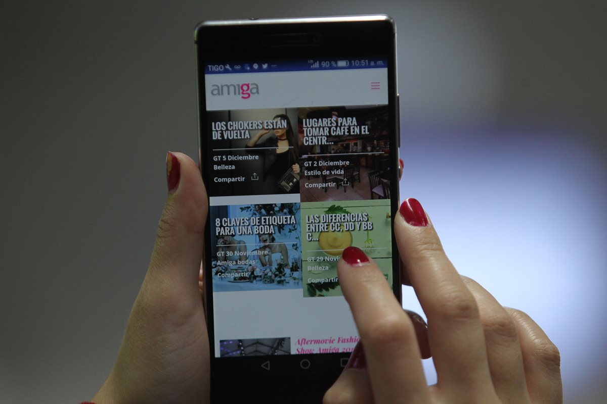 La página web de Revista Amiga se puede consultar desde el teléfono móvil. (Foto Prensa Libre, Keneth Cruz)