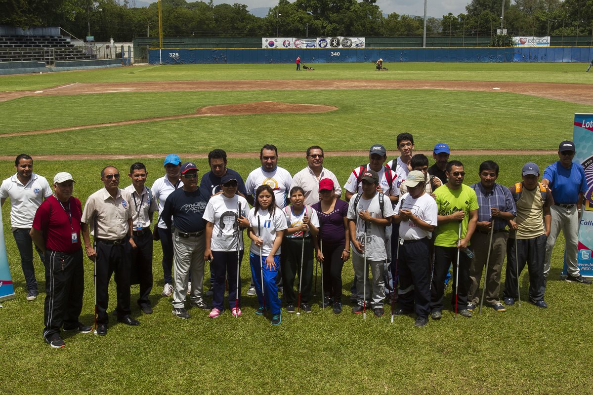 El grupo de atletas no videntes posan luego de la práctica en el Diamante Enrique Trapo Torrebiarte. (Foto Prensa Libre: Norvin Mendoza)