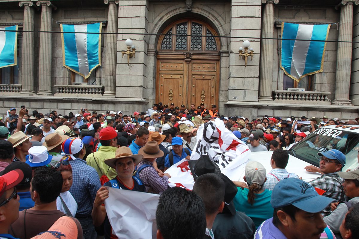 El sindicato del magisterio manifestó este jueves para exigir una ampliación presupuestaria al ministerio de Educación. (Foto Prensa Libre: Estuardo Paredes)
