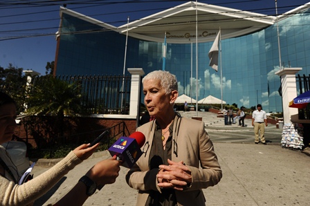 Adela de Torrebiarte, brinda declaraciones, tras salir de la reunión con el contralor Carlos Mencos. (Foto Prensa Libre: Francisco Sánchez).