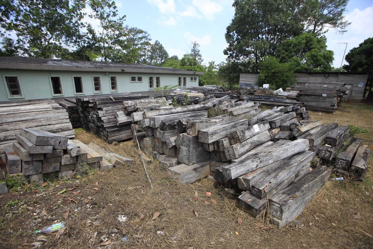 La sede regional sur del Consejo Nacional de Áreas Protegidas almacena la madera como evidencia de que ha sido decomisada a los contrabandistas. (Foto Prensa Libre: Hemeroteca PL)