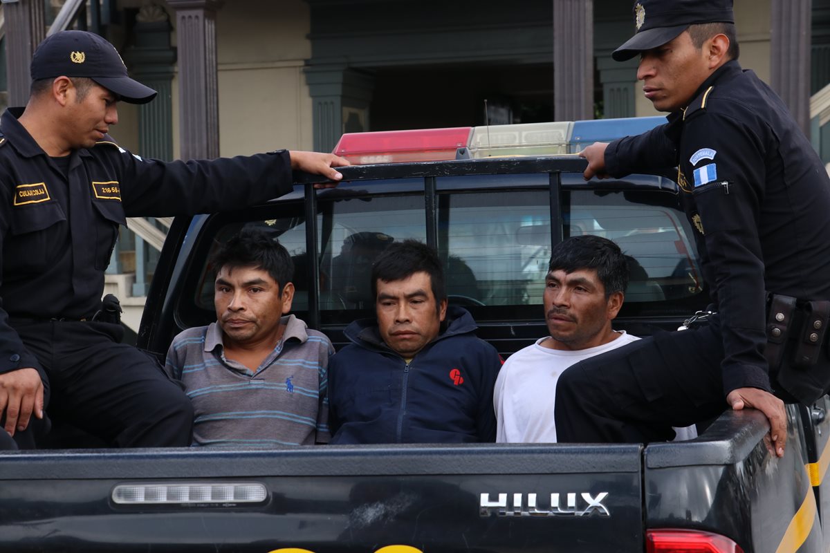 Los detenidos son dos hermanos y un primo, se presume que participaron en un linchamiento, en El Sitio, Patzún, Chimaltenango. (Foto Prensa Libre: Víctor Chamalé)