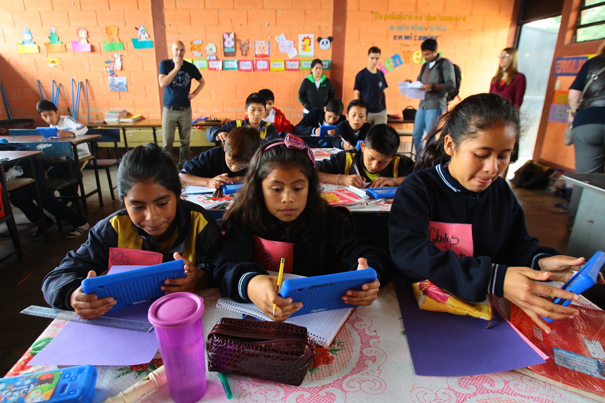 Voluntarios de Google y expertos de Learning Equality visitaron ayer la escuela 11 de agosto, en Sacatepéquez. (Foto Prensa Libre: Álvaro Interiano)