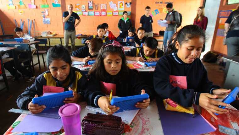 Voluntarios de Google y expertos de Learning Equality visitaron ayer la escuela 11 de agosto, en Sacatepéquez. (Foto Prensa Libre: Álvaro Interiano)