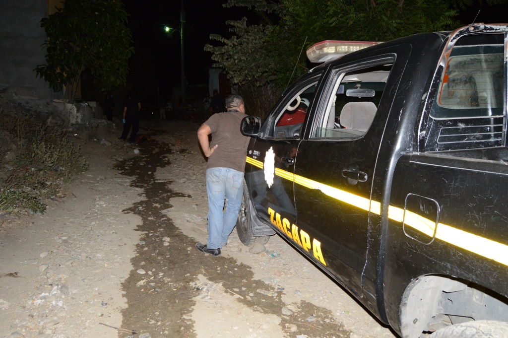 Autoridades resguardan el lugar donde se registró el ataque armado en la cabecera de Zacapa. (Foto Prensa Libre: Víctor Gómez).